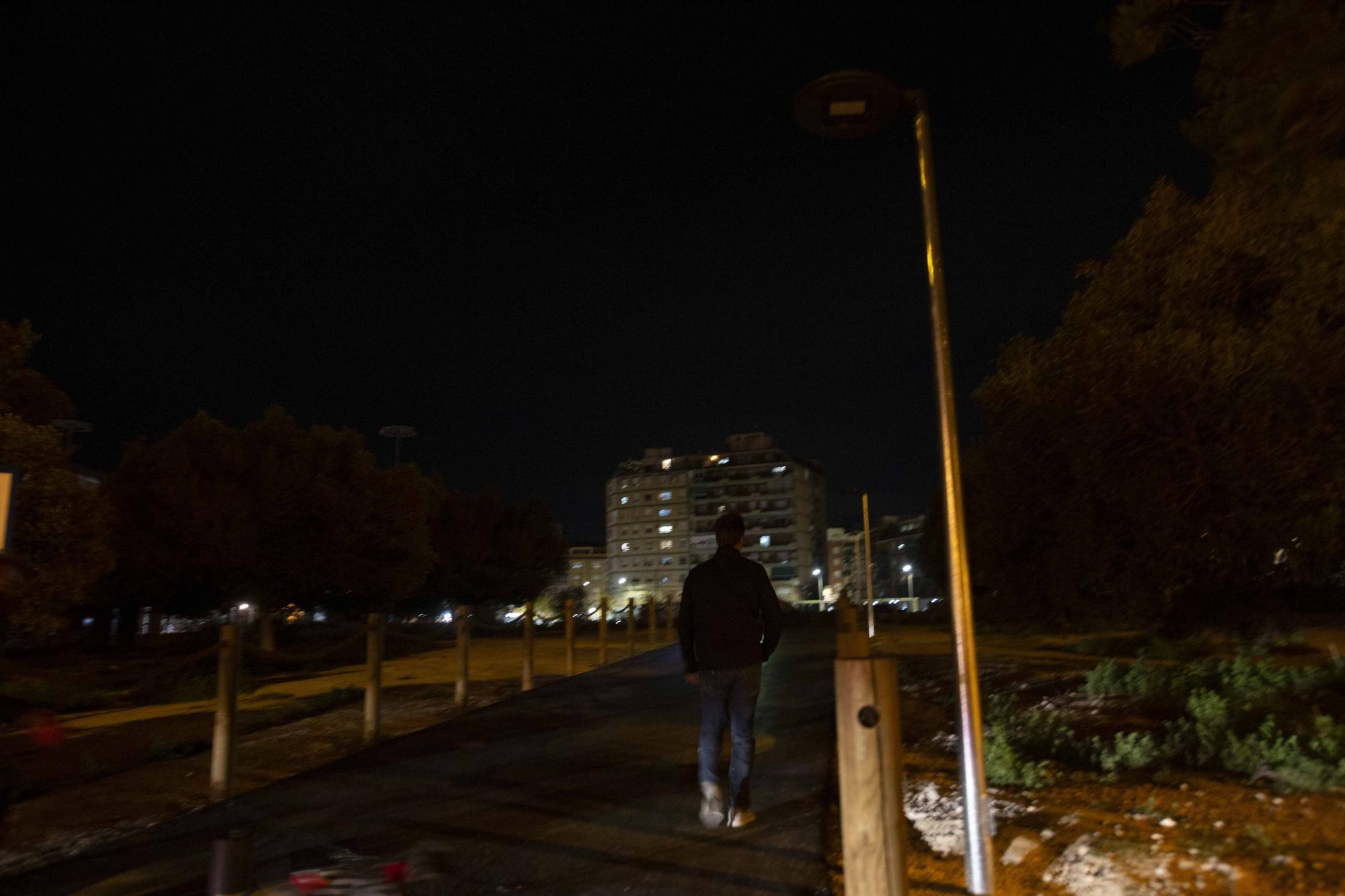 Linternas para cruzar por los pasos provisionales del futuro Parque Central