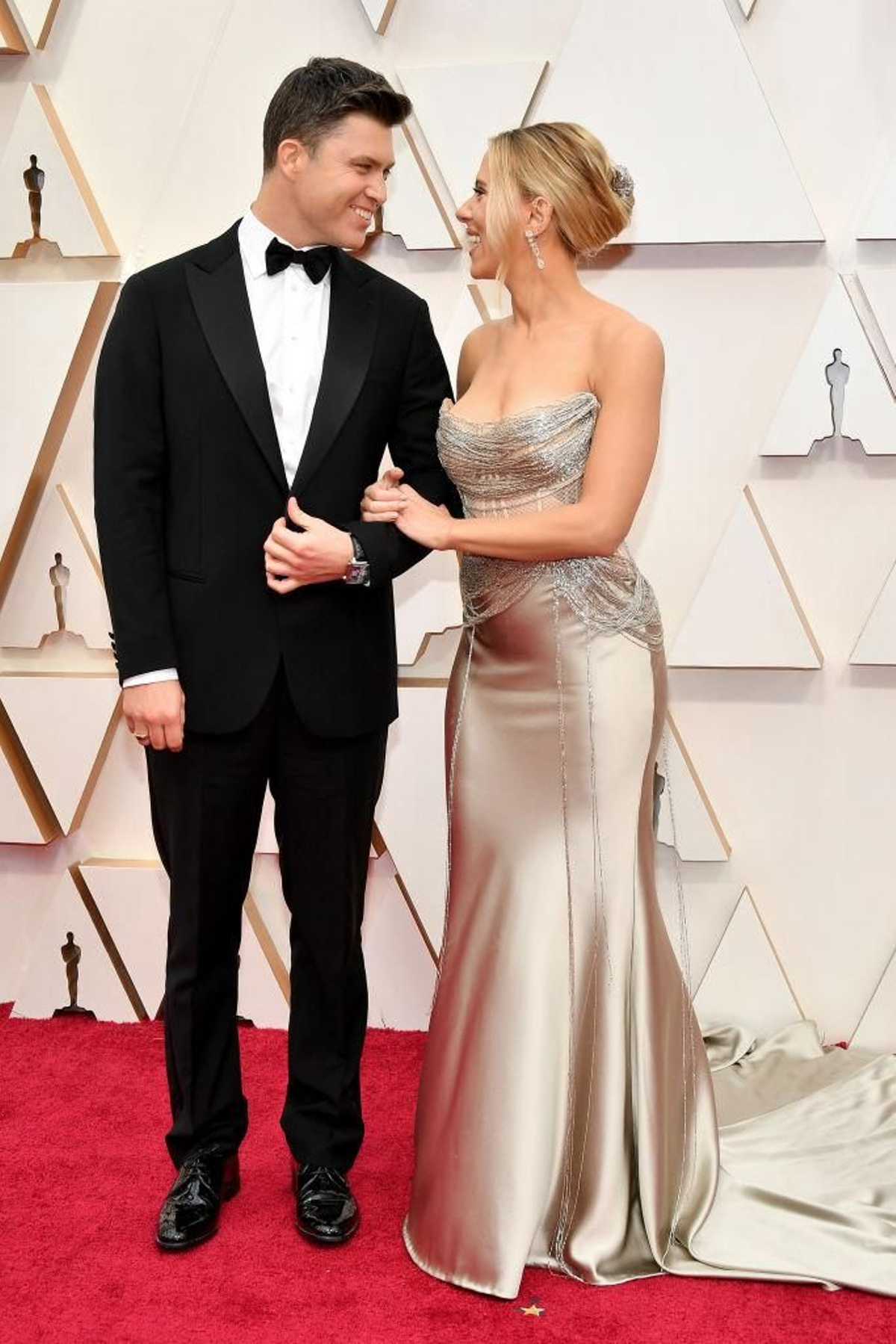 Colin Jost y Scarlett Johansson, a principios de febrero en la entrega de los Premios Orscar