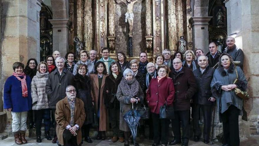 Palentinos asistentes a la misa en la iglesia de San Tirso.