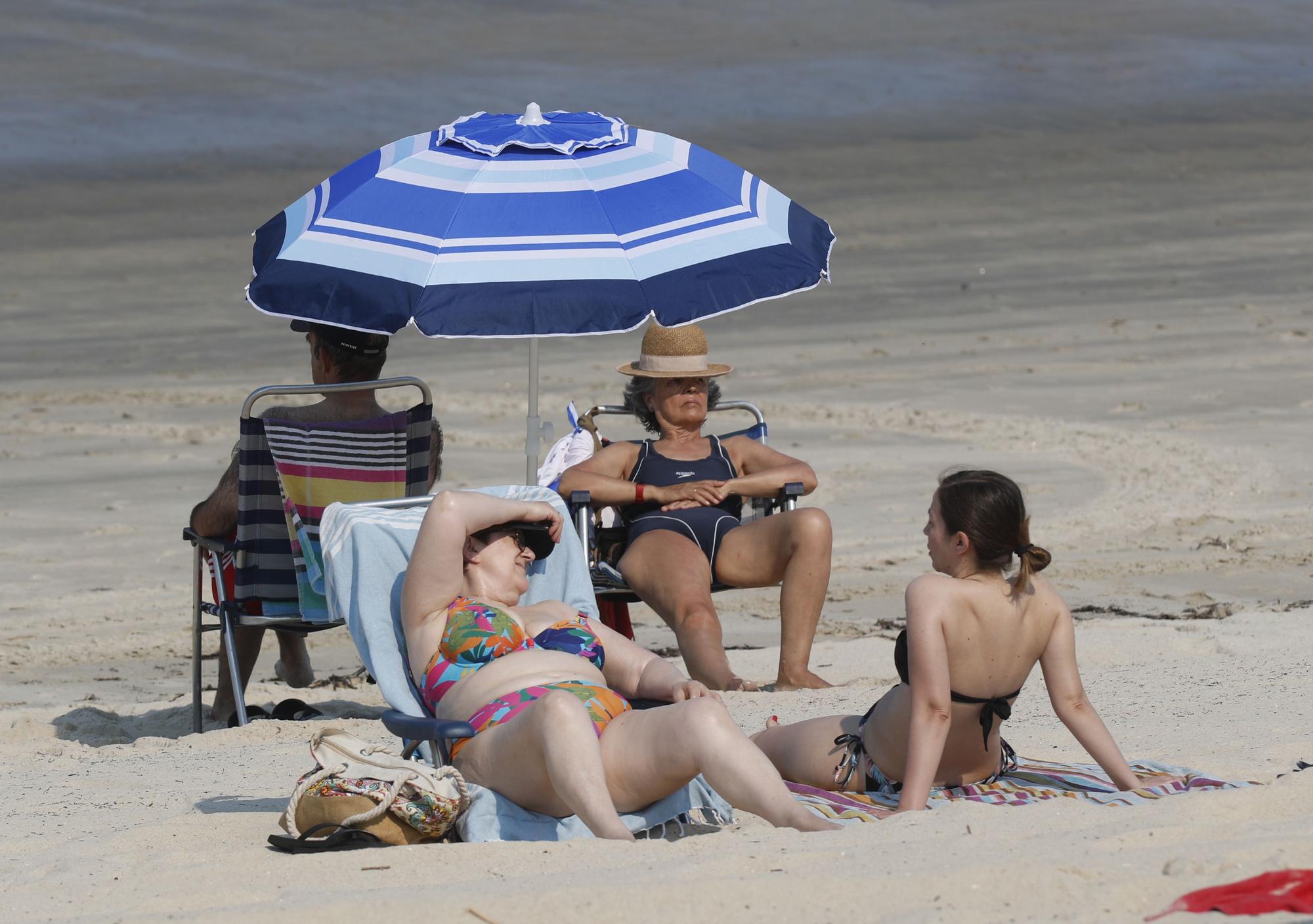 Gente en la playa de Samil.