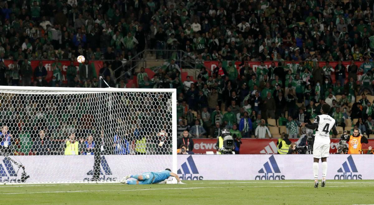 El penalti de Yunus Musah se marcha por encima del larguero