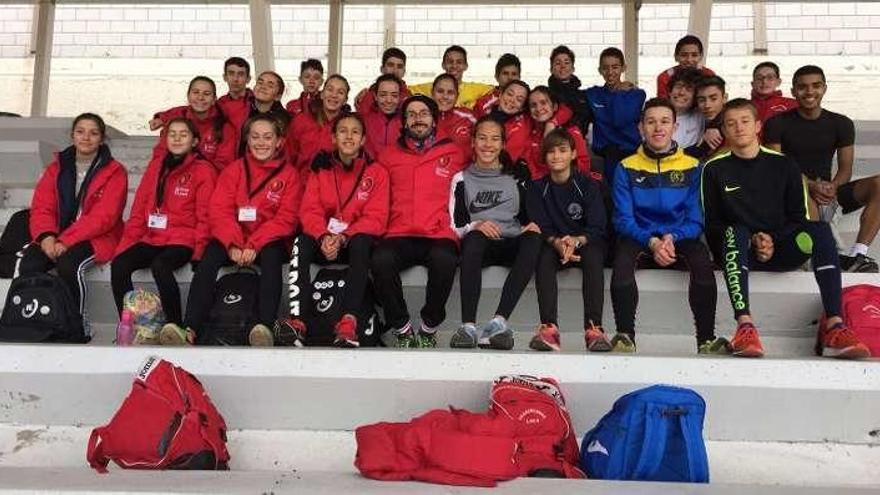 Integrantes del Atletismo A Estrada, el viernes, en Lugo.