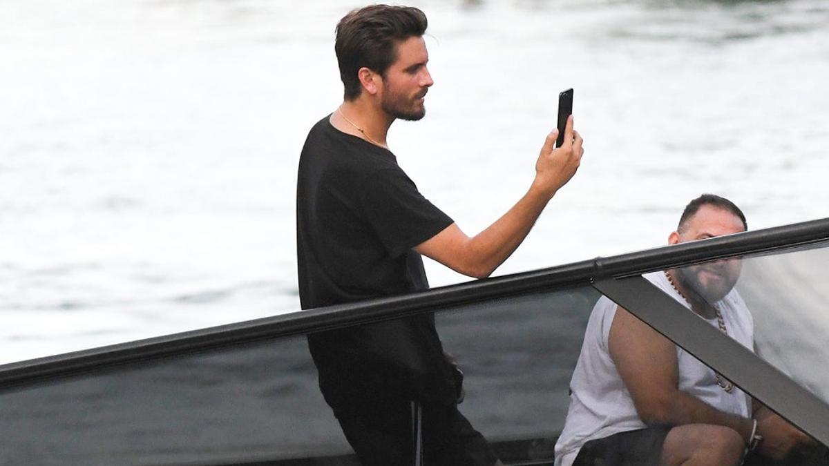 Scott Disick haciendo Facetime con Bella Thorne