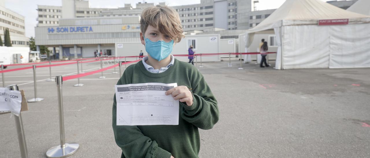 Jordi Romero, de 11 años, ha sido el primer niño vacunado en Mallorca.