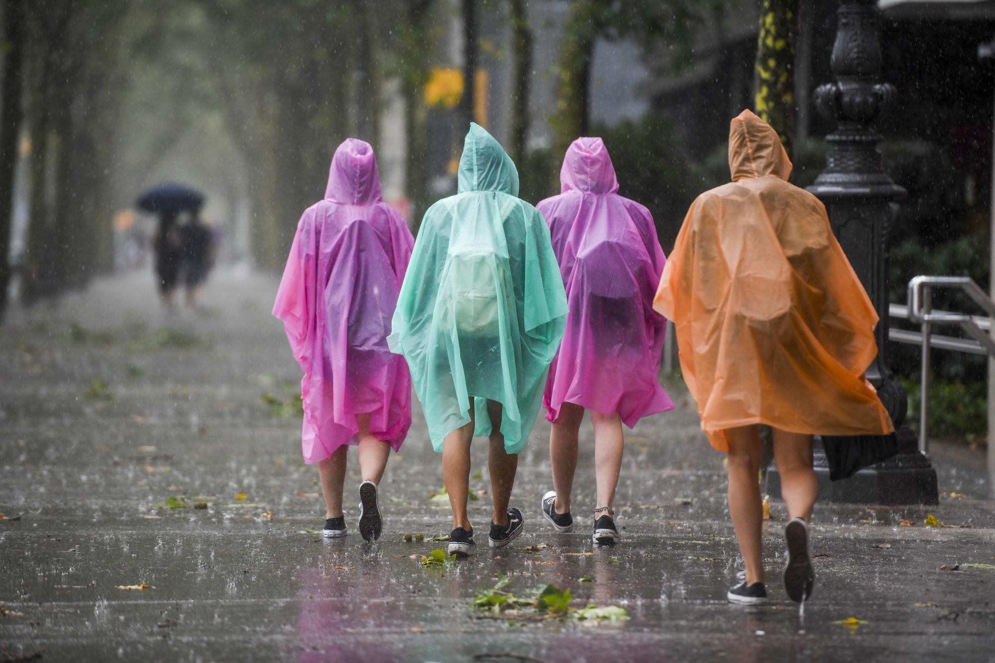 lluvia diagonal barcelona paseantes