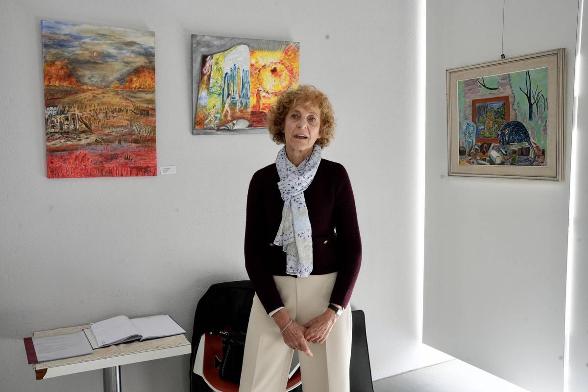 Ginette Durr, ante varios de sus óleos que aborda la inmigración y la destrucción del planeta.