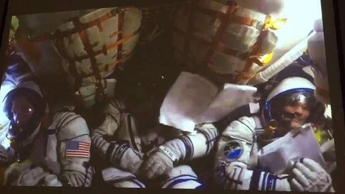 Vídeo de tres astronautas en su llegada a la tierra