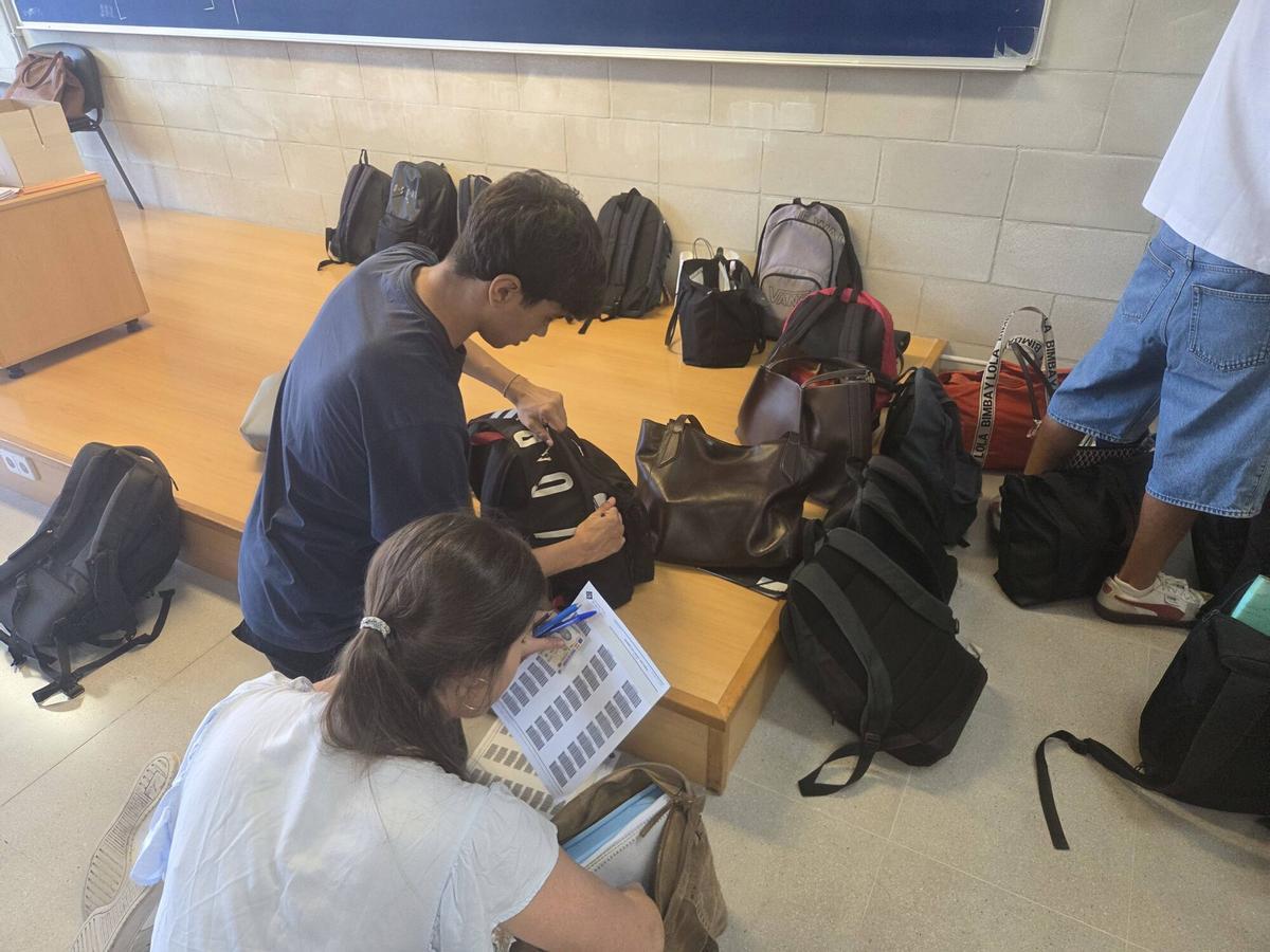 Arranca una Selectividad en la UIB marcada por los detectores de móviles y los nervios de casi 5.000 alumnos
