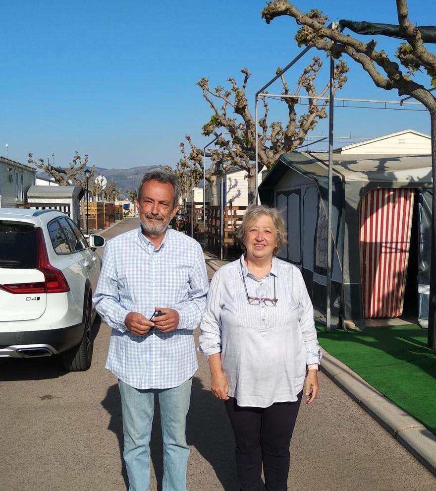 Alfonso y Pilar, un matrimonio que veranea desde hace 14 años en Moncofa.