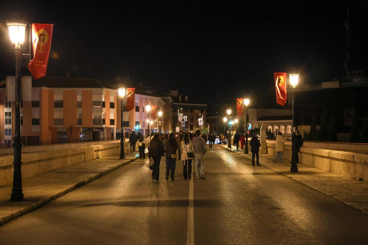 El puente de San Cristóbal, ya muestra su nueva iluminación.