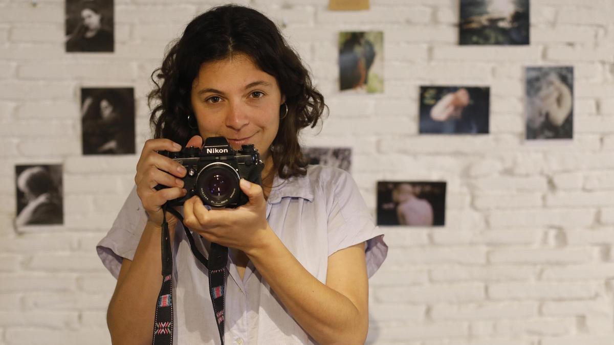Isabel Gestí amb una càmera fotogràfica al seu taller, a l’Espai Tònic de Vulpellac.