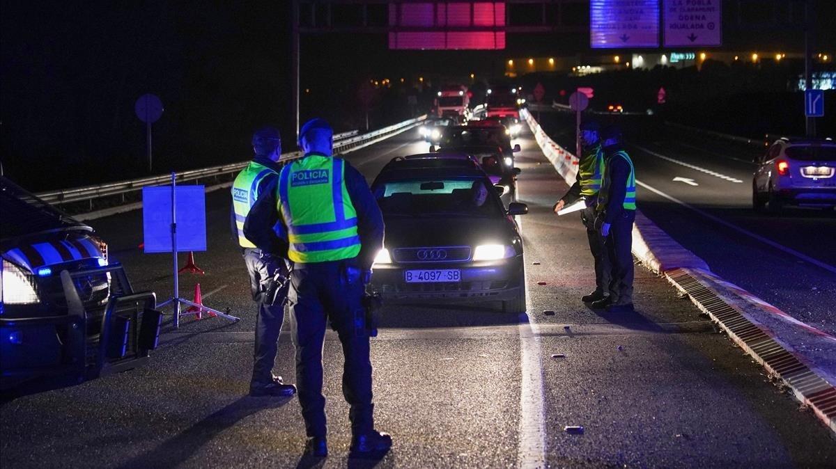 Esta foto es del 12 de marzo y el límite hasta el confinamiento de la Conca de Òdena era hasta las 12 de la noche. La gente en pocas horas tenía que tomar la decisión de quedarse o marchase, gente de fuera que trabaja en la Conca, gente de la Conca que trabaja fuera, los que tenían la posibilidad de ir a otra vivienda fuera de la Conca, la decisión había que tomarla rápidamente y hubo largas colas de entrada y salida y mucha incertidumbre. Al terminar las fotos me fui para casa y el Mosso del control me preguntó extrañado si me quedaba dentro, yo contesté, ’pues sí, claro, yo vivo en Igualada’. 