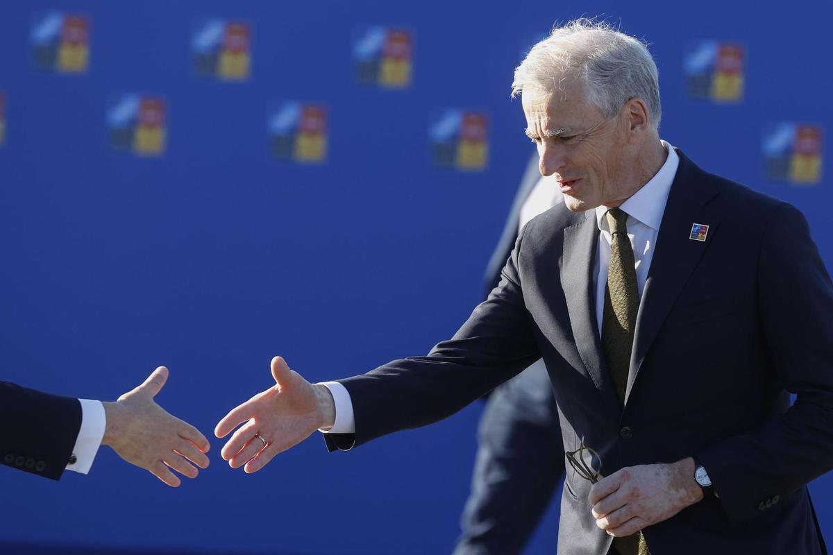 MADRID, 29/06/2022.- El primer ministro de Noruega, Jonas Gahr Støre, a su llegada a la primera jornada de la cumbre de la OTAN en la que se aprobará el nuevo concepto estratégico que marcará las acciones de la Alianza durante los próximos diez años y con la adhesión de Suecia y Finlandia cada vez más cerca después de que este martes Turquía haya levantado su veto, este miércoles en el recinto de Ifema, en Madrid. EFE/J.J. Guillén POOL