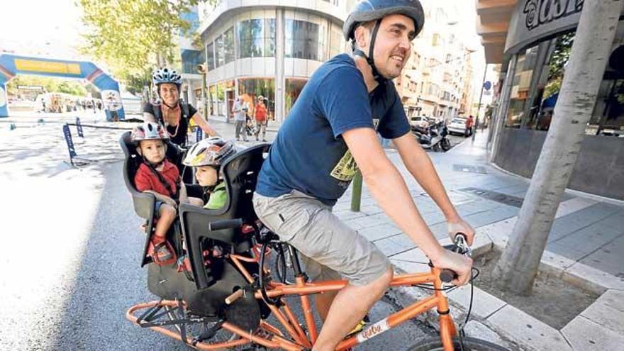 La avenida Comte de Sallent cambia los coches por música, artesanía y bicicletas