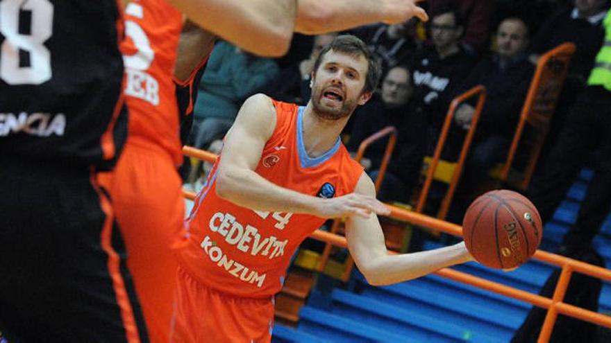 John Shurna, en la ida con el Cedevita.