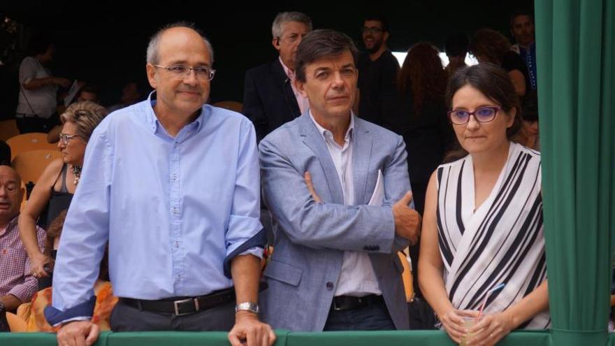 El alcalde Esquembre -a la izquierda en la imagen- junto a Mónica Oltra en las fiestas de Villena.