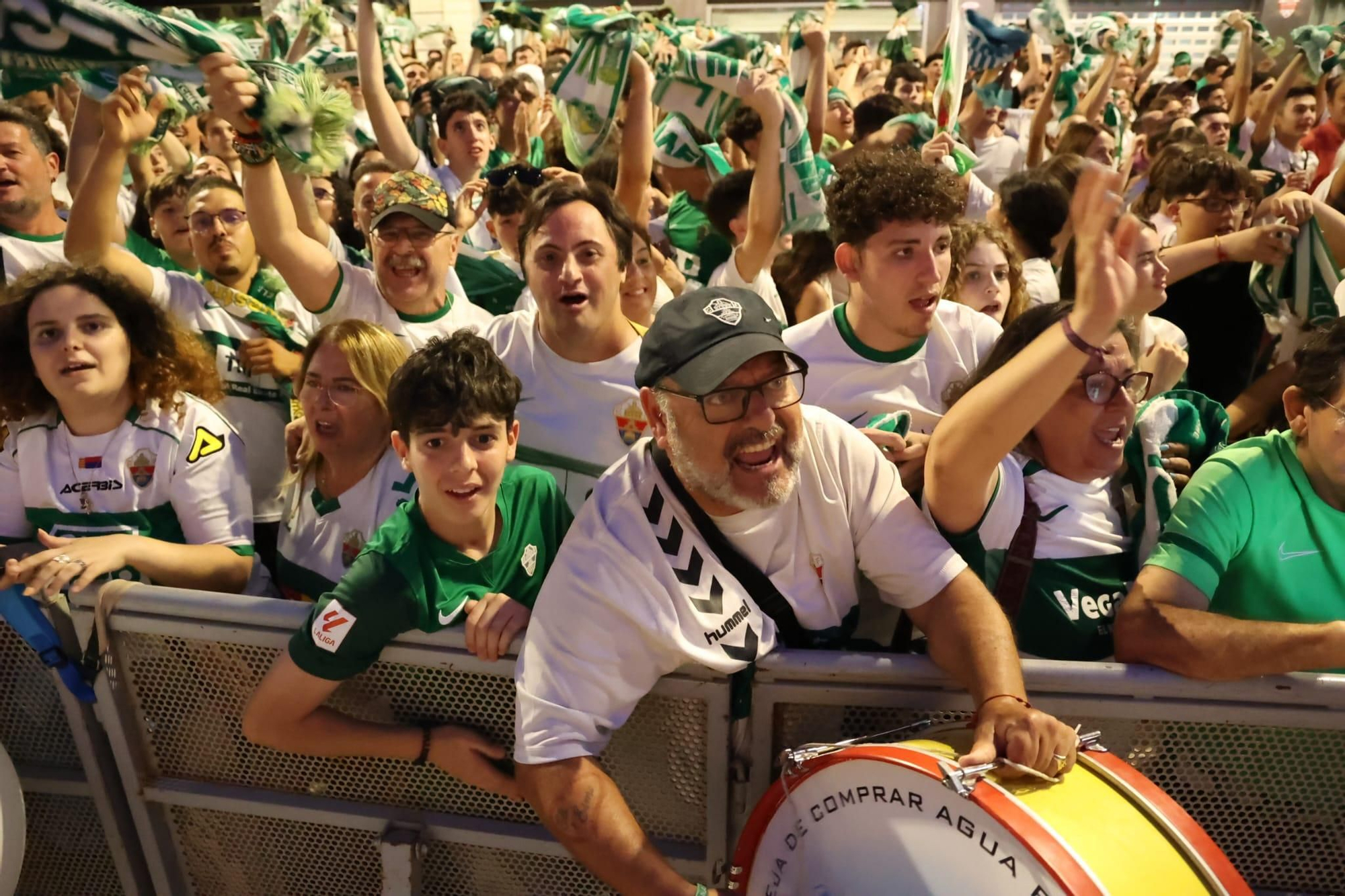 El Elche CF celebra el ascenso a Primera con una rúa en autobús hasta la Plaça de Baix