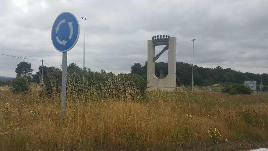 Estado de la glorieta de entrada a Lalín por la N-525.