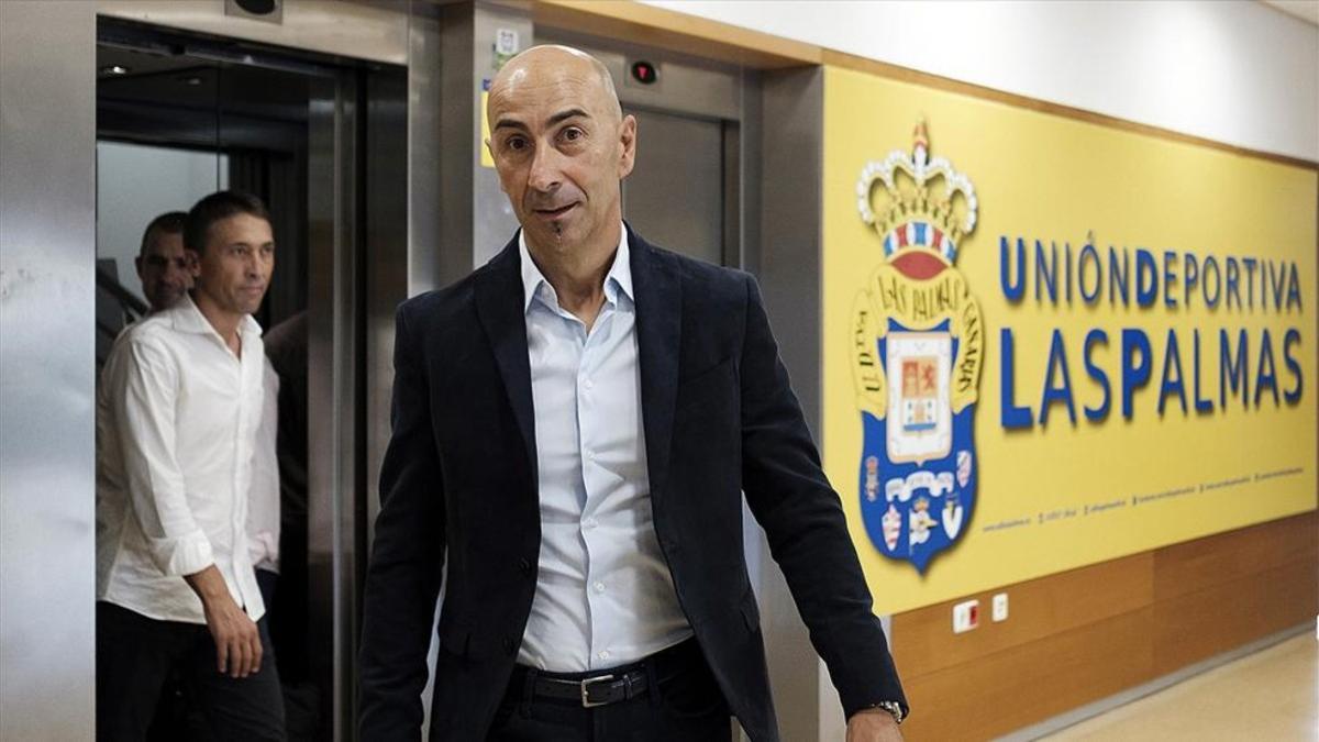 Ayestarán entra en la sala de prensa para ser presentado como nuevo técnico de la UD Las Palmas