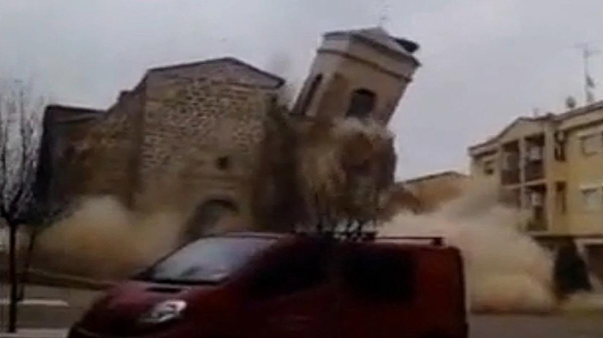 Espectacular caiguda del campanar de l’església de Rosselló (Segrià).