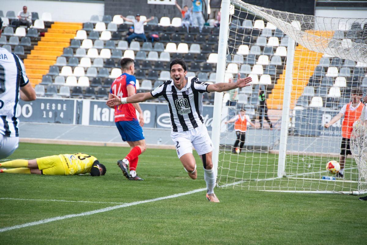 Borja Domingo celebra el tanto que anotó en la última jornada al Pueblonuevo.