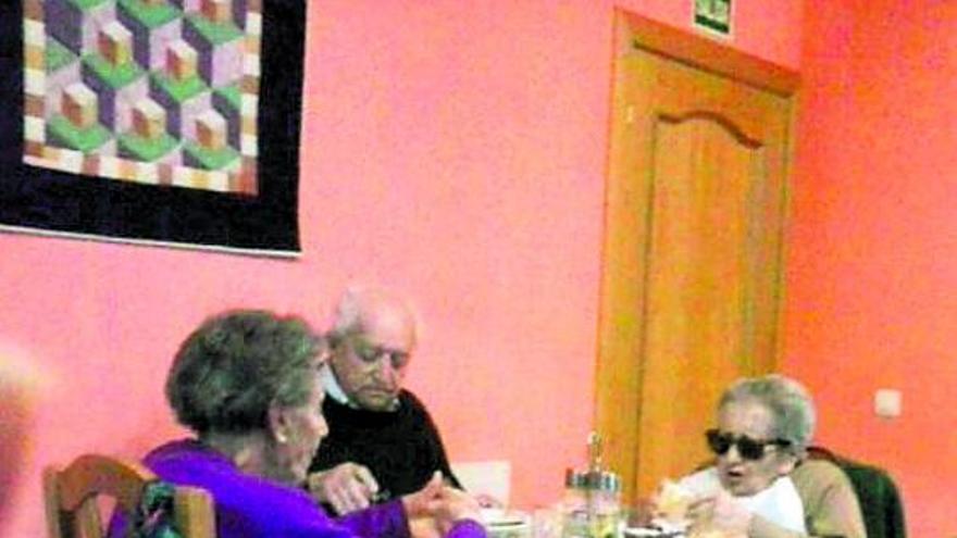 La asociación &quot;Las Flores&quot; dedica una jornada a los ancianos de Manganeses