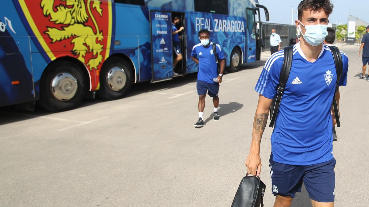 Francés y James descienden del autobús durante la pretemporada en tierras murcianas.