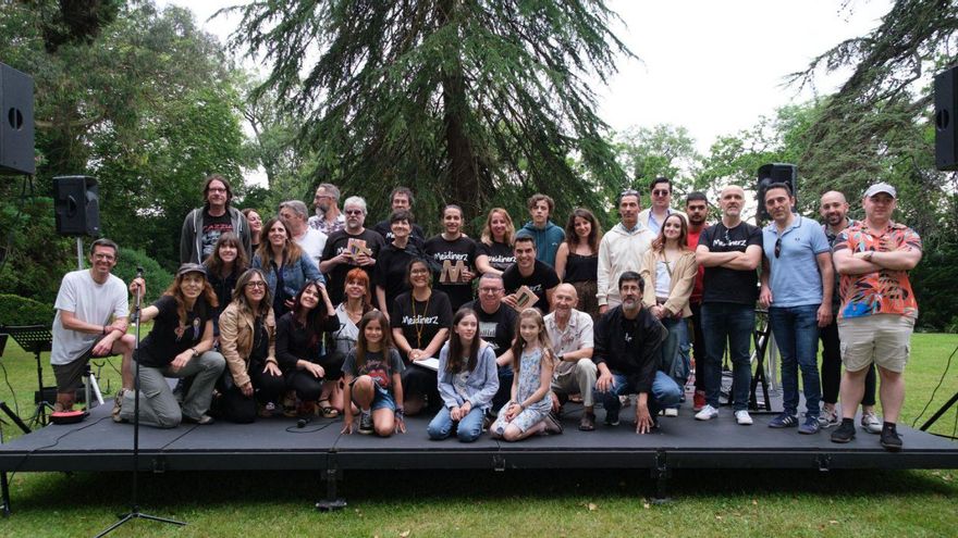 Foto de familia con algunos participantes en la fiesta de fin de curso de Meidinerz, ayer, en el Botánico. | A. C. B.