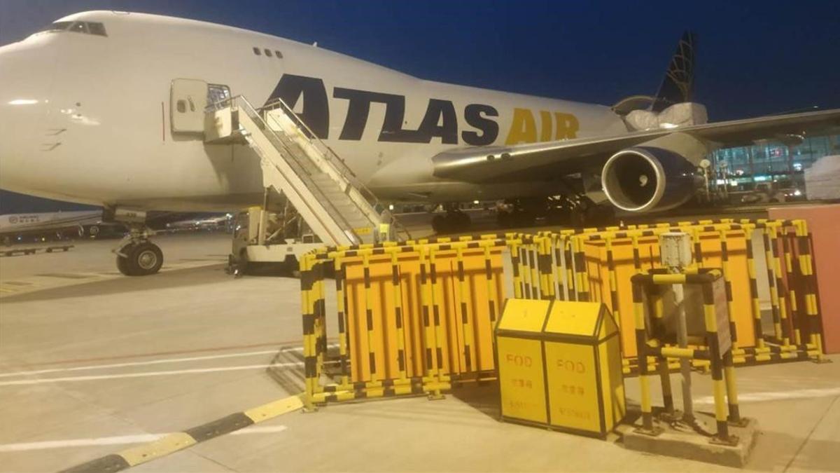 El avión con mascarillas para Catalunya, antes de despegar del aeropuerto de Shangai (China)