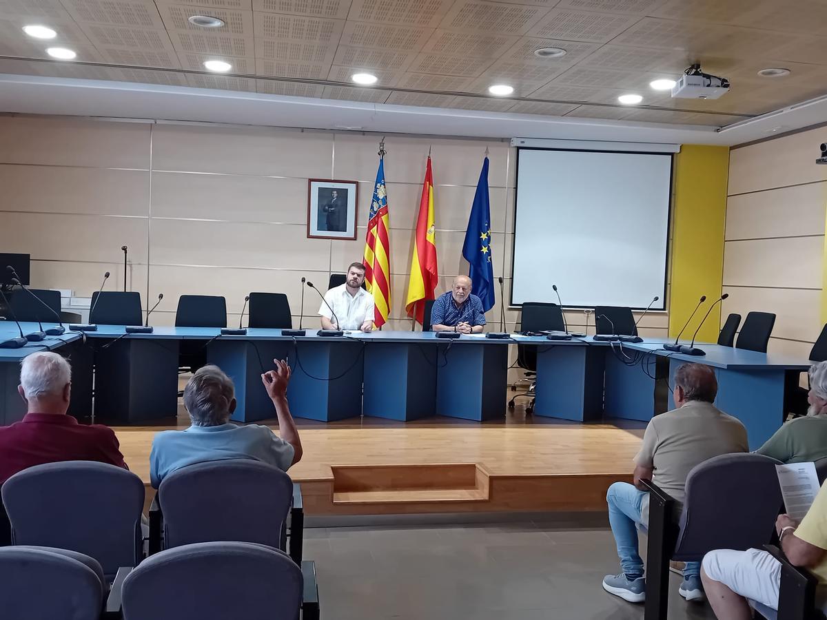 El alcalde Palanca en la reunión con los vecinos afectados este martes.