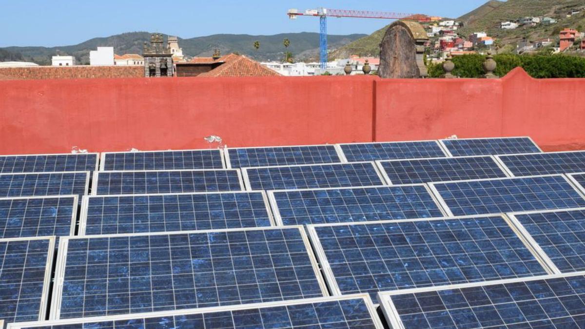 Unos paneles solares en la azotea del Ayuntamiento. | | E. D.