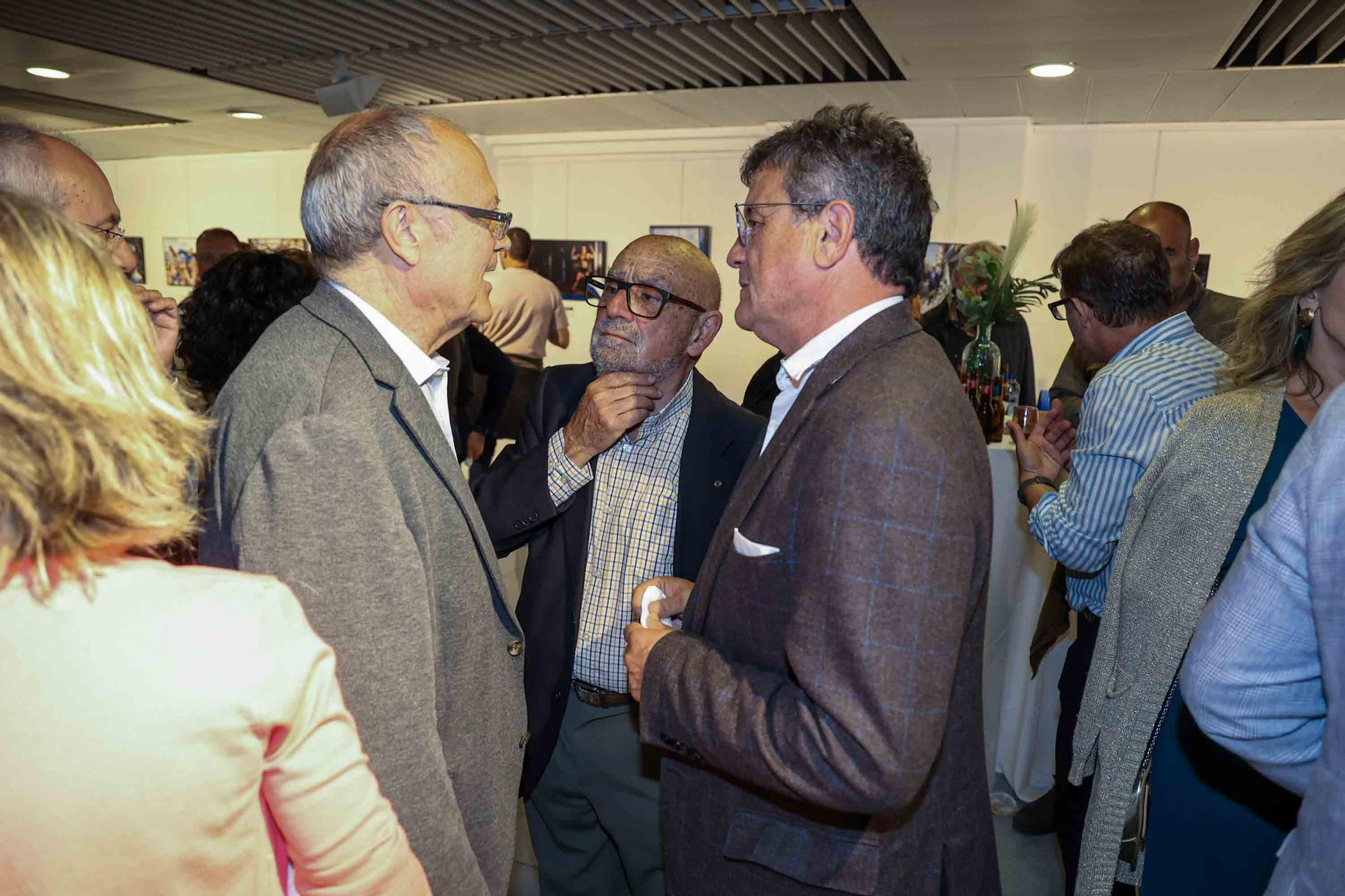 lleno total en la inauguración de INFotoperiodistas 2024,. un año de fotografía de prensa en Alicante