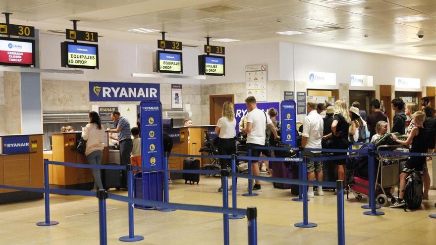 Els tripulants de cabina de Ryanair mantenen la vaga davant la falta d&#039;acord