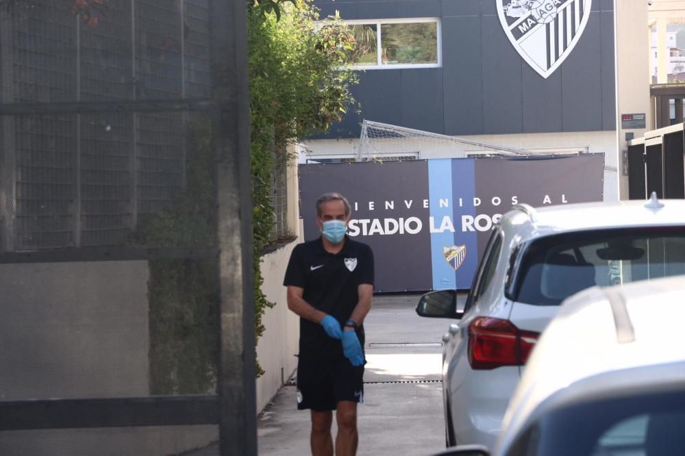 Desde las 9h de la mañana, jugadores, cuerpo técnico y personal del Málaga CF han ido pasando por el estadio de La Rosaleda para someterse a las pruebas de detección del Covid-19.