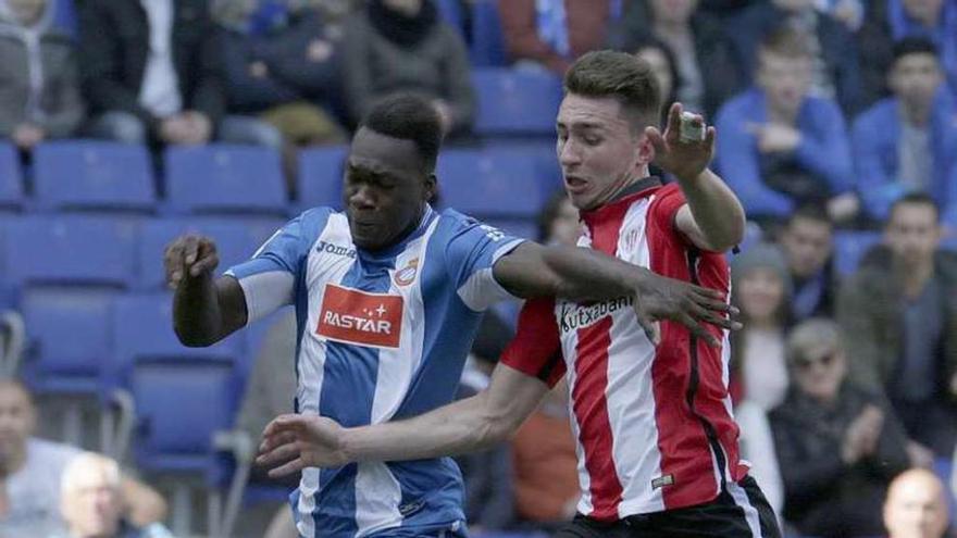 Caicedo, en pugna con Laporte.