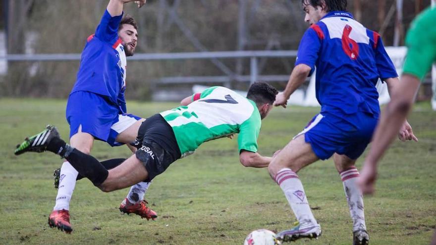 Una acción del partido entre el Nalón y el TSK Roces, ayer, en Fumea.