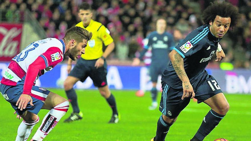 Marcelo avanza ante Rochina en el pasado Granada-Real Madrid.