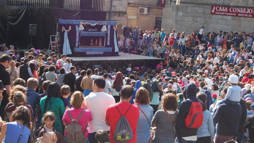 El público contempla la representación de Títeres Cachirulo en Redondela. / FdV