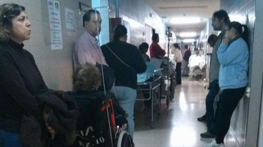 Pacientes que ayer esperaban, al mediodía, en los pasillos de Urgencias del Meixoeiro. // FdV