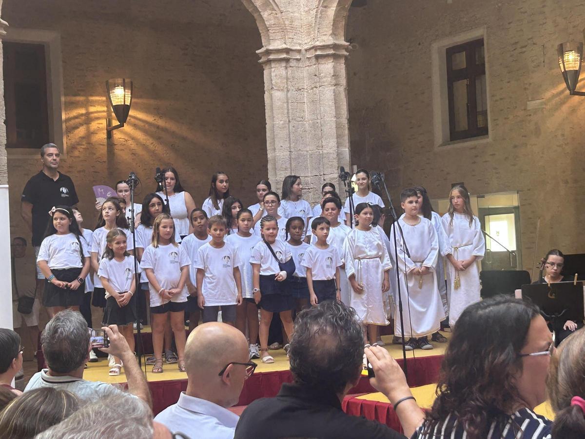 Los niños y niñas del Cor de la Carxofa acompañaron a los ángeles seleccionados.