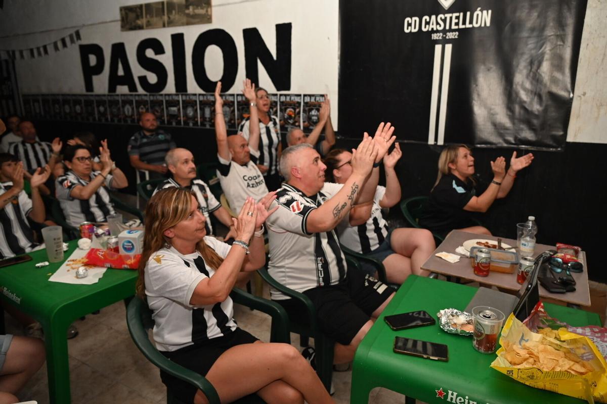 Los aficionados del CD Castellón siguen el partido contra el Almería en los bares de la ciudad