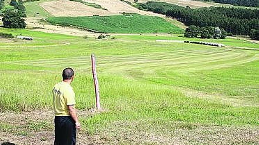 Javier Llamazares, ante los terrenos donde se pretende instalar la subestación.