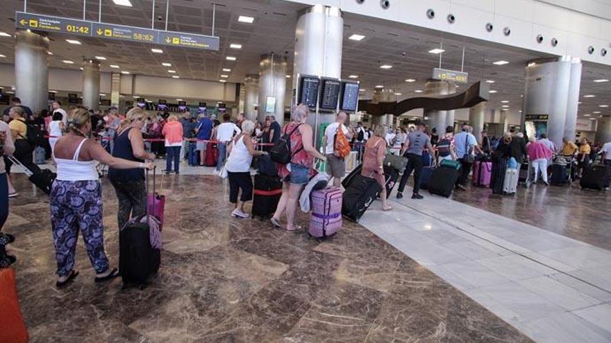 Turistas británicos hacen cola en facturación del aeropuerto del Sur de Tenerife.