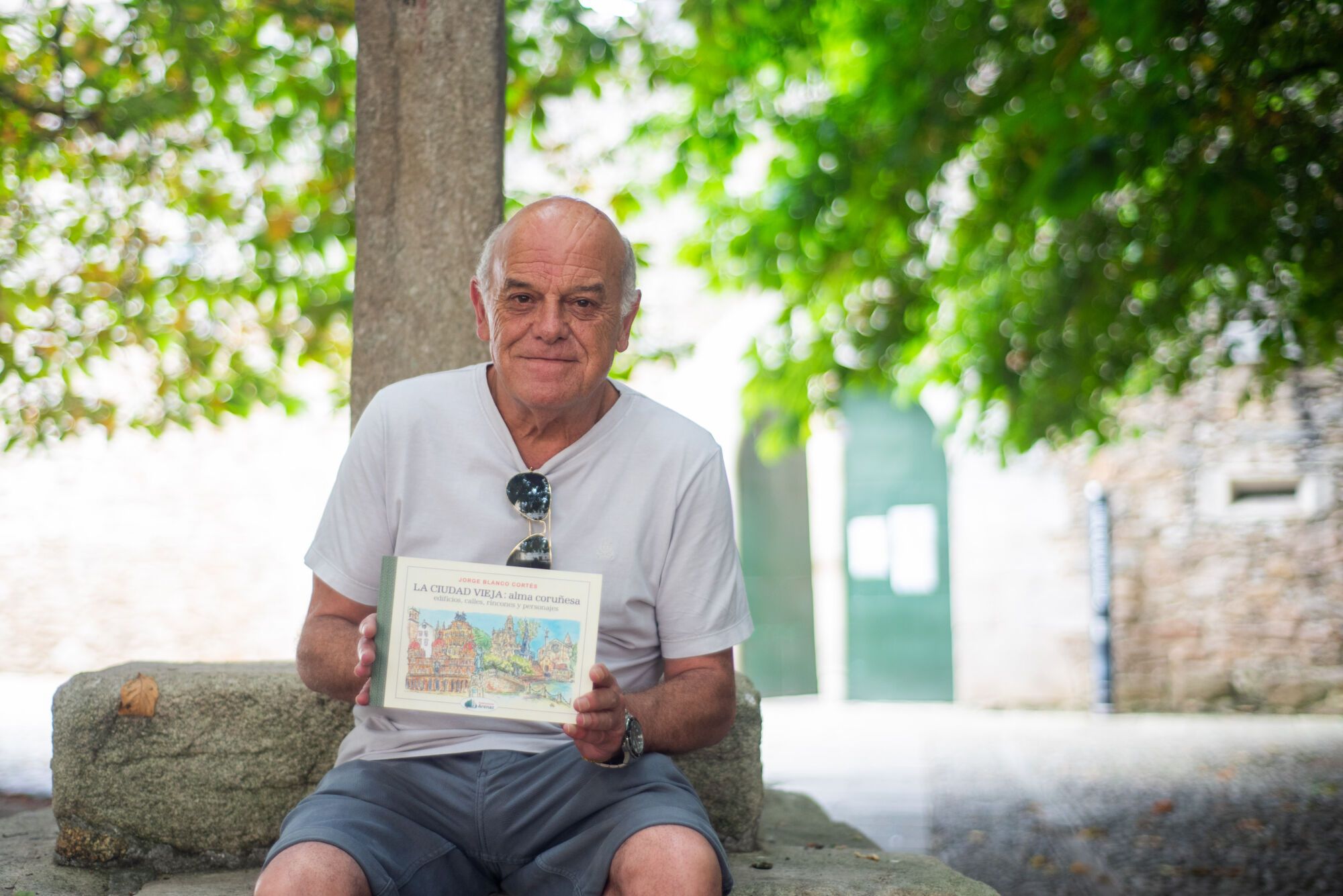Jorge Blanco, con su libro sobre la Ciudad Vieja, en la plaza de las Bárbaras.