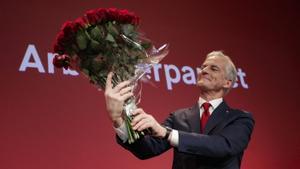 El líder del Partido Laborista de Noruega, Jonas Gahr Store, celebra con un ramo de flores la victoria en las elecciones legislativas celebradas el pasado 13 de septiembre. 