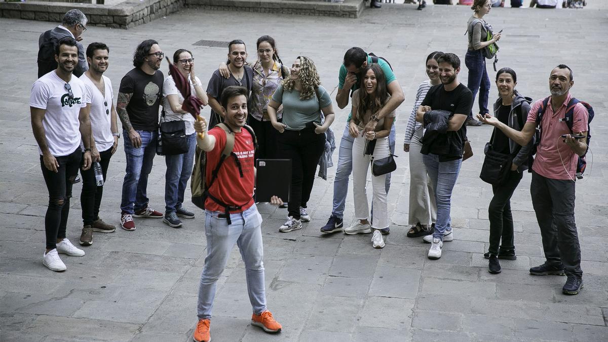 Barcelona 25/10/2022 gente Tour cómico. El guía es un cómico: Charlie Simon https://hlcomedytours.com/freetours/ Se sale a las 18 h de plaça Garriga i Bachs. Fotografia de JOAN CORTADELLAS