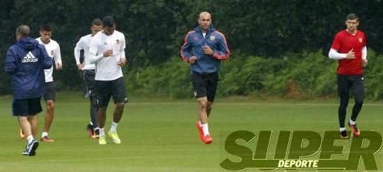 La plantilla entrena bajo la lluvia con el 'shock'