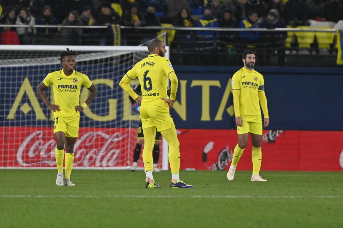 Los jugadores del Villarreal, hundidos tras encajar el gol.