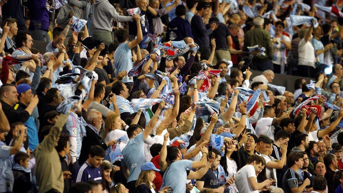 La afición del celta celebra un gol