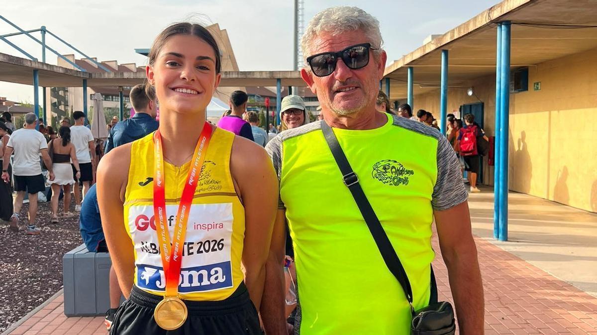 Lydia Estévez junto a su entrenador, Luis Sánchez.